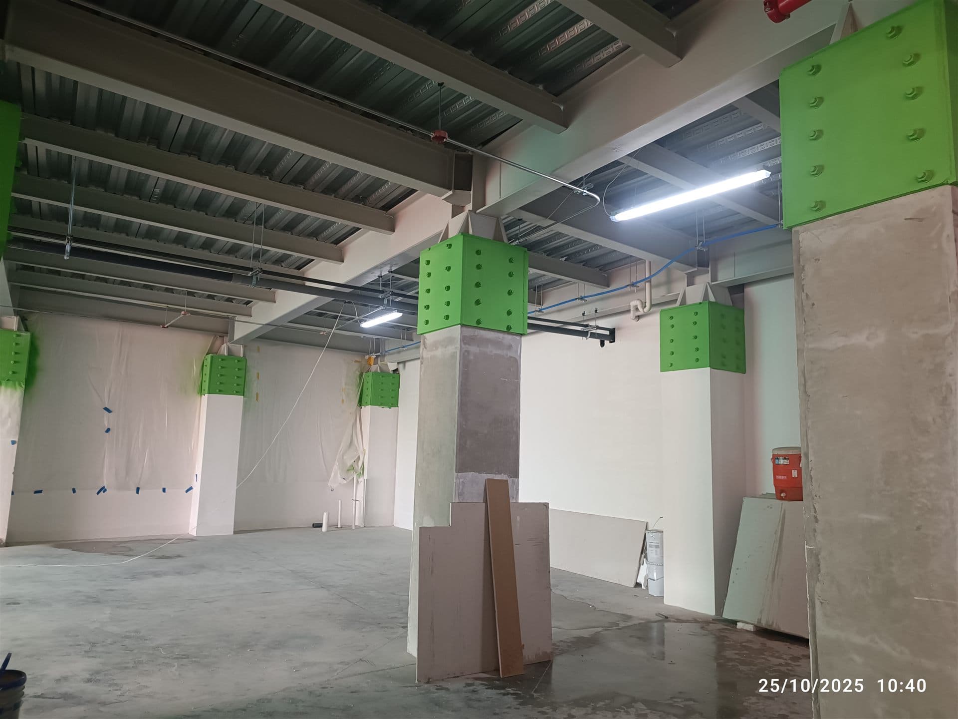 Interior con columnas y vigas recubiertas.