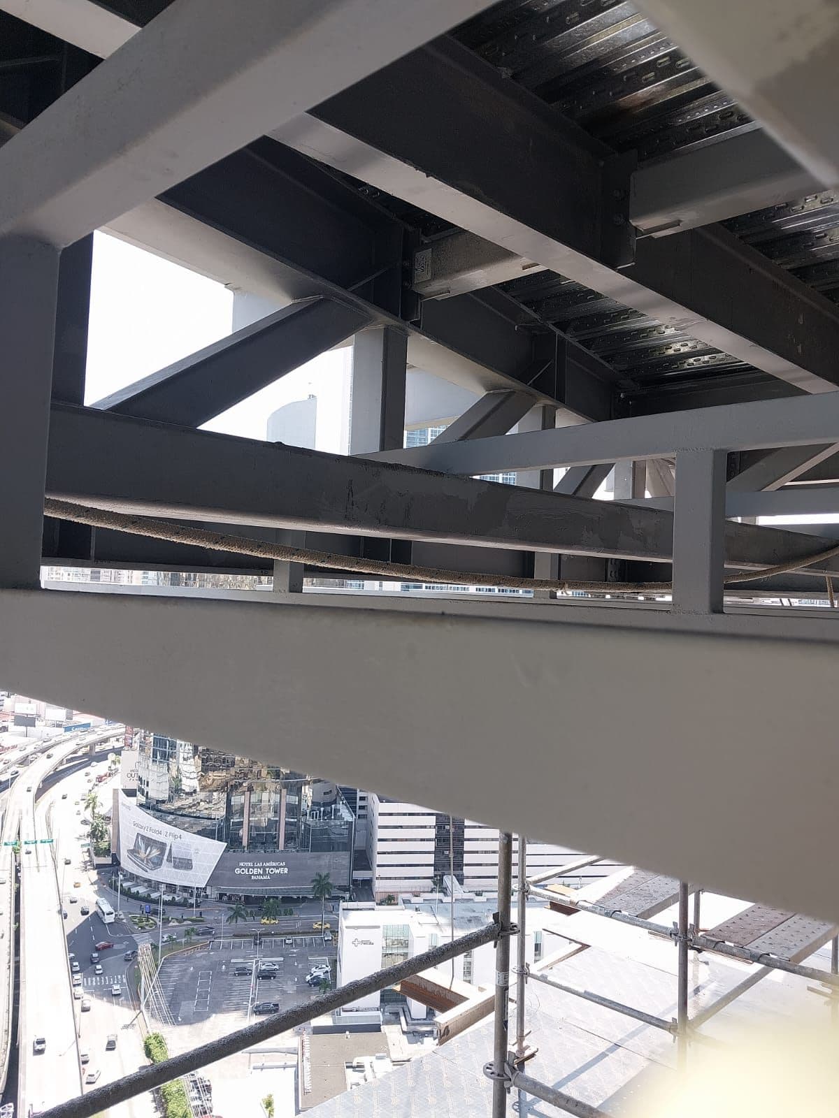 Estructura del puente entre torres, sobre la ciudad.