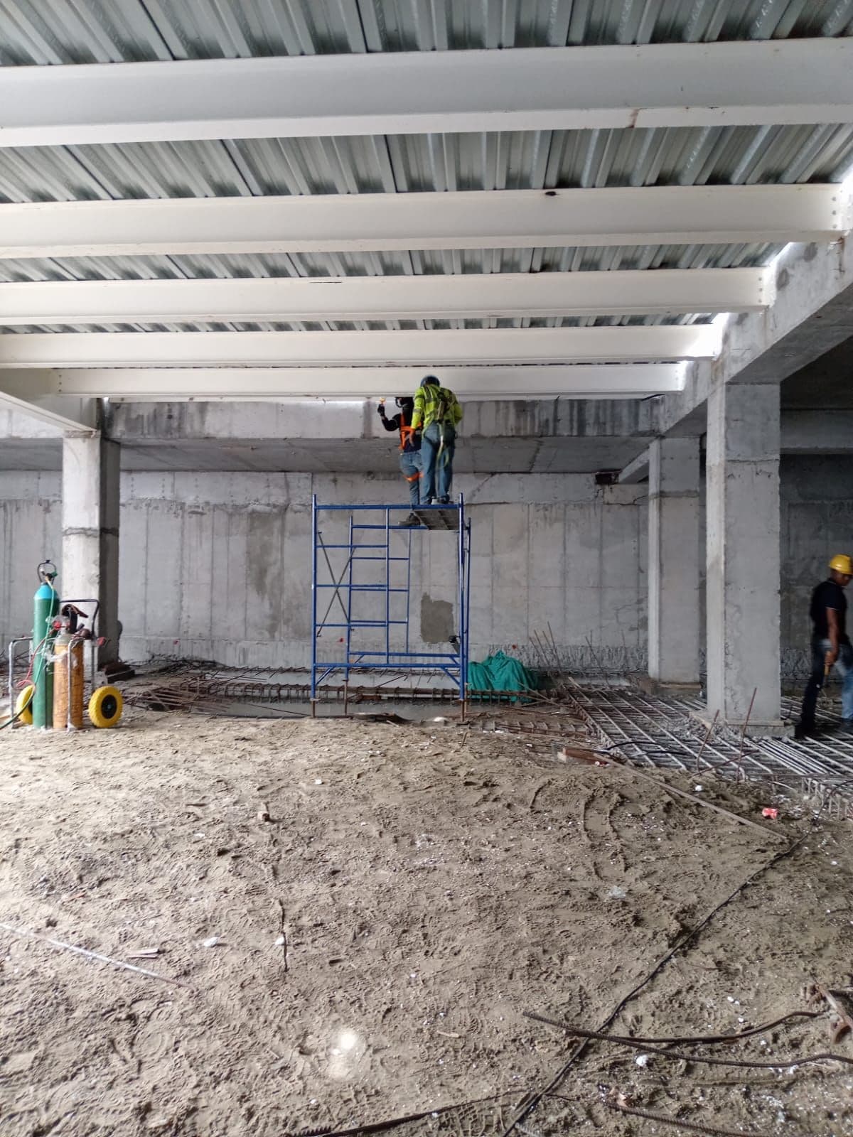 Vista interior de la estructura metálica terminada.