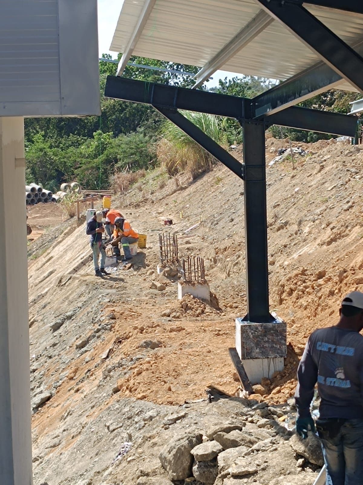 Estructura de cubierta sobre el área de canchas.
