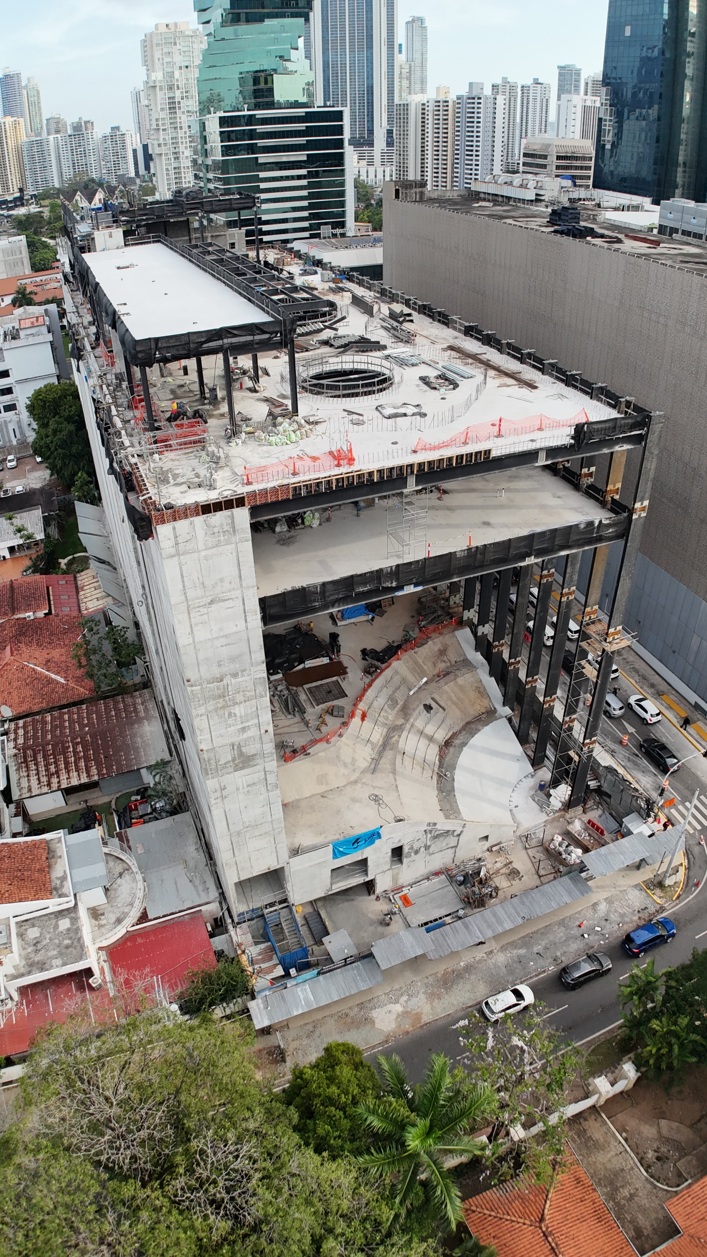Avance estructural del Edificio CAF junto a la Torre Revolution.