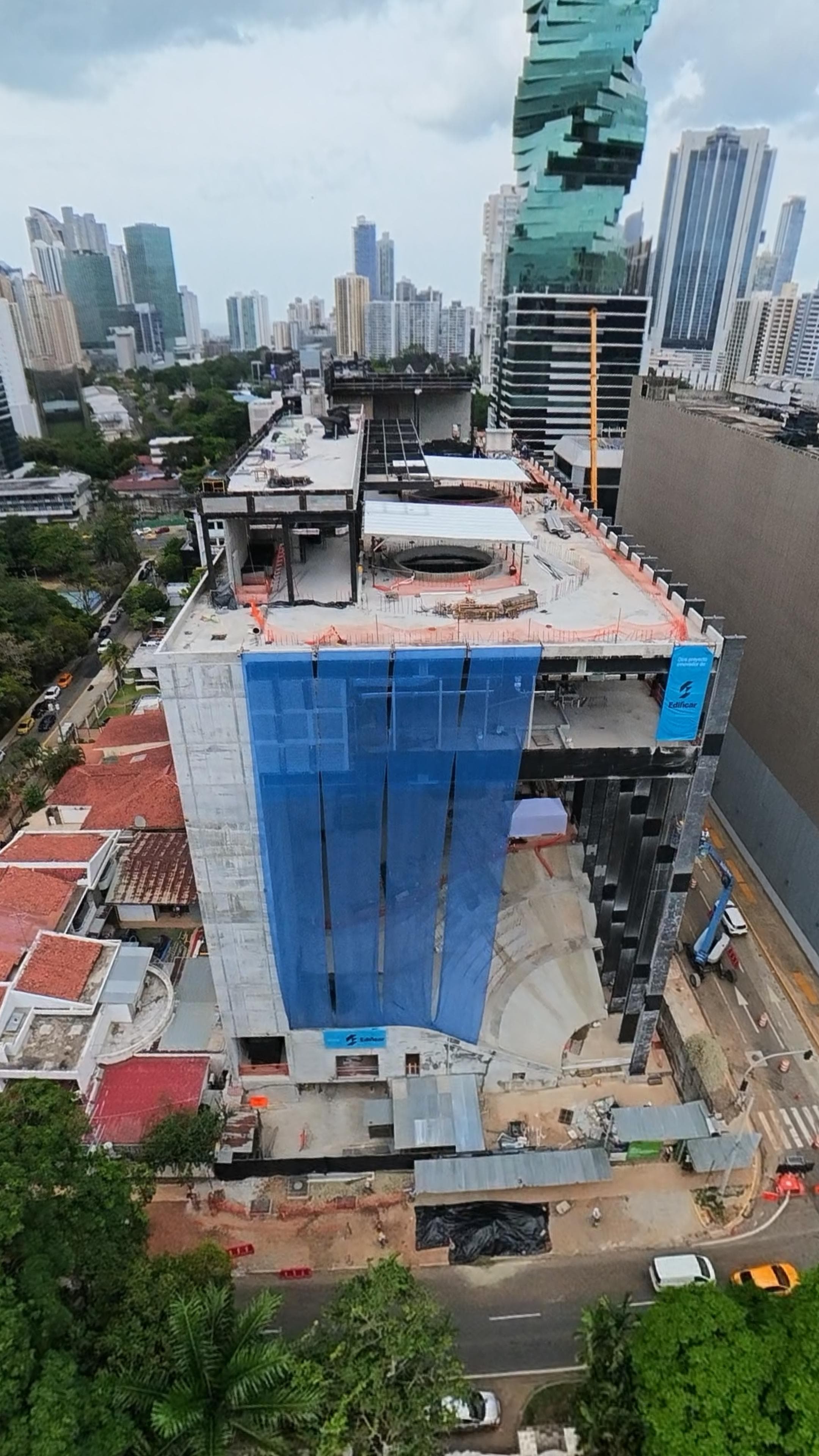 Vista aérea del Edificio CAF (Hub Norte) frente a la Torre Revolution, sobre el perfil urbano de Obarrio.