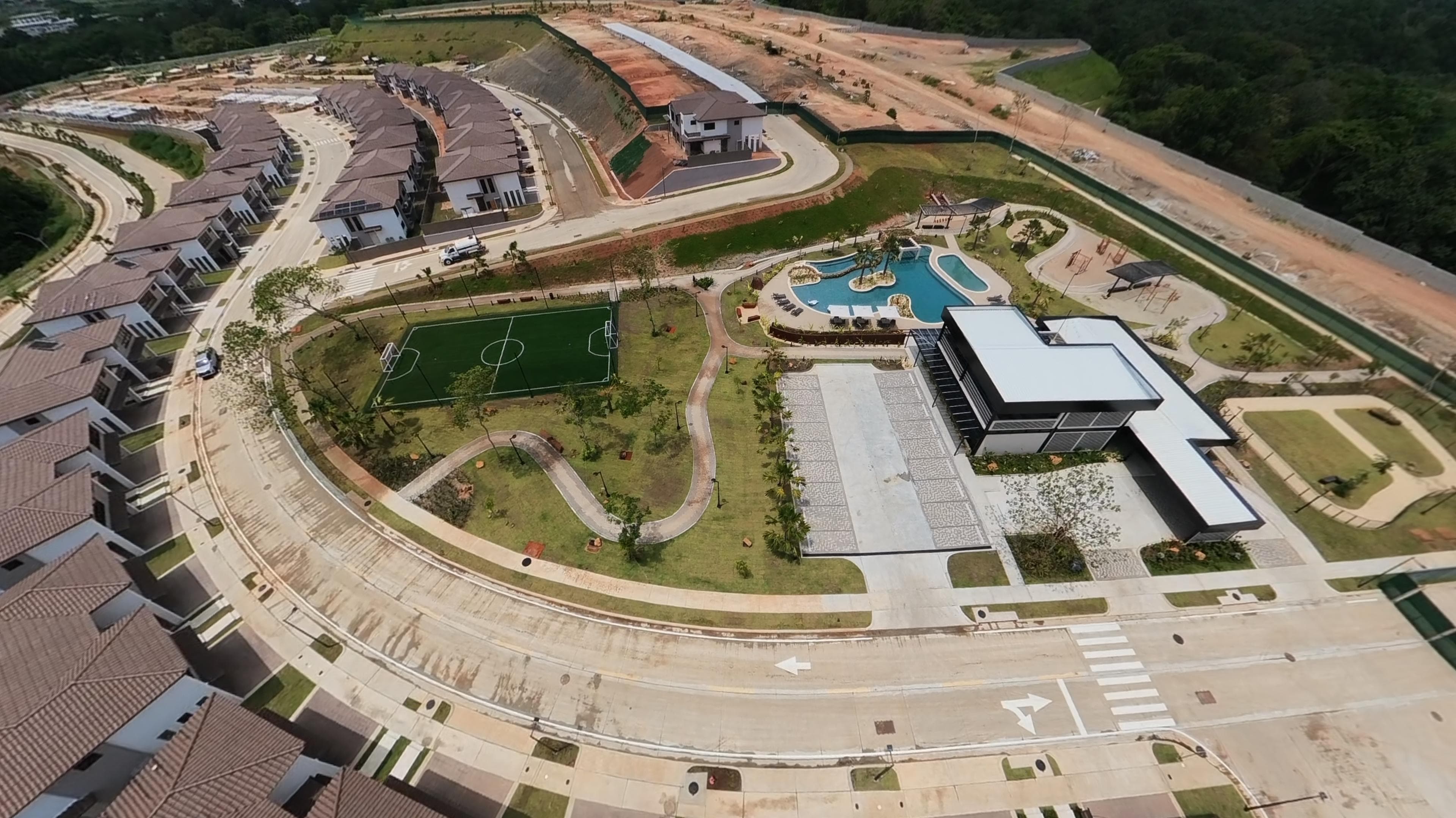 Área social de Canyons: piscina, cancha y zona de esparcimiento.