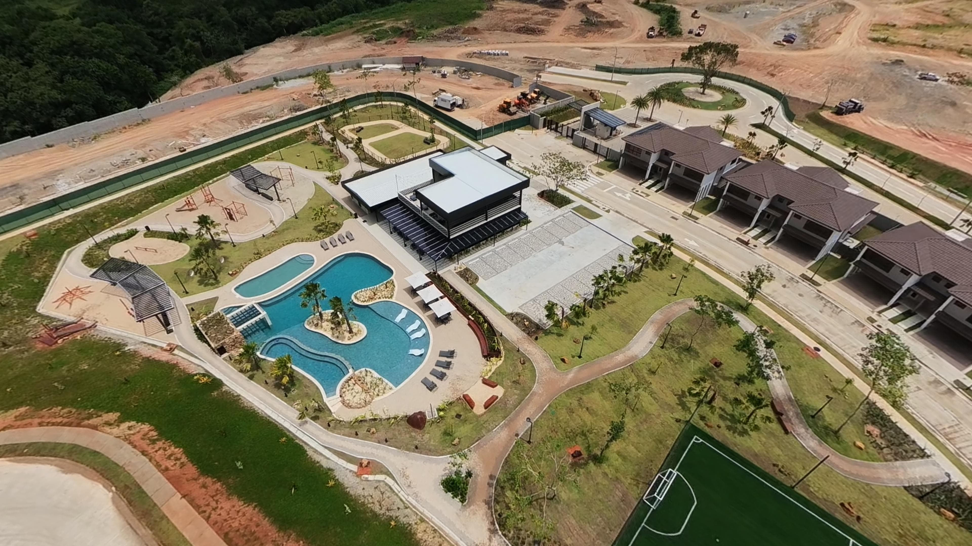 Casa club de Canyons: piscina, áreas verdes y cancha deportiva.