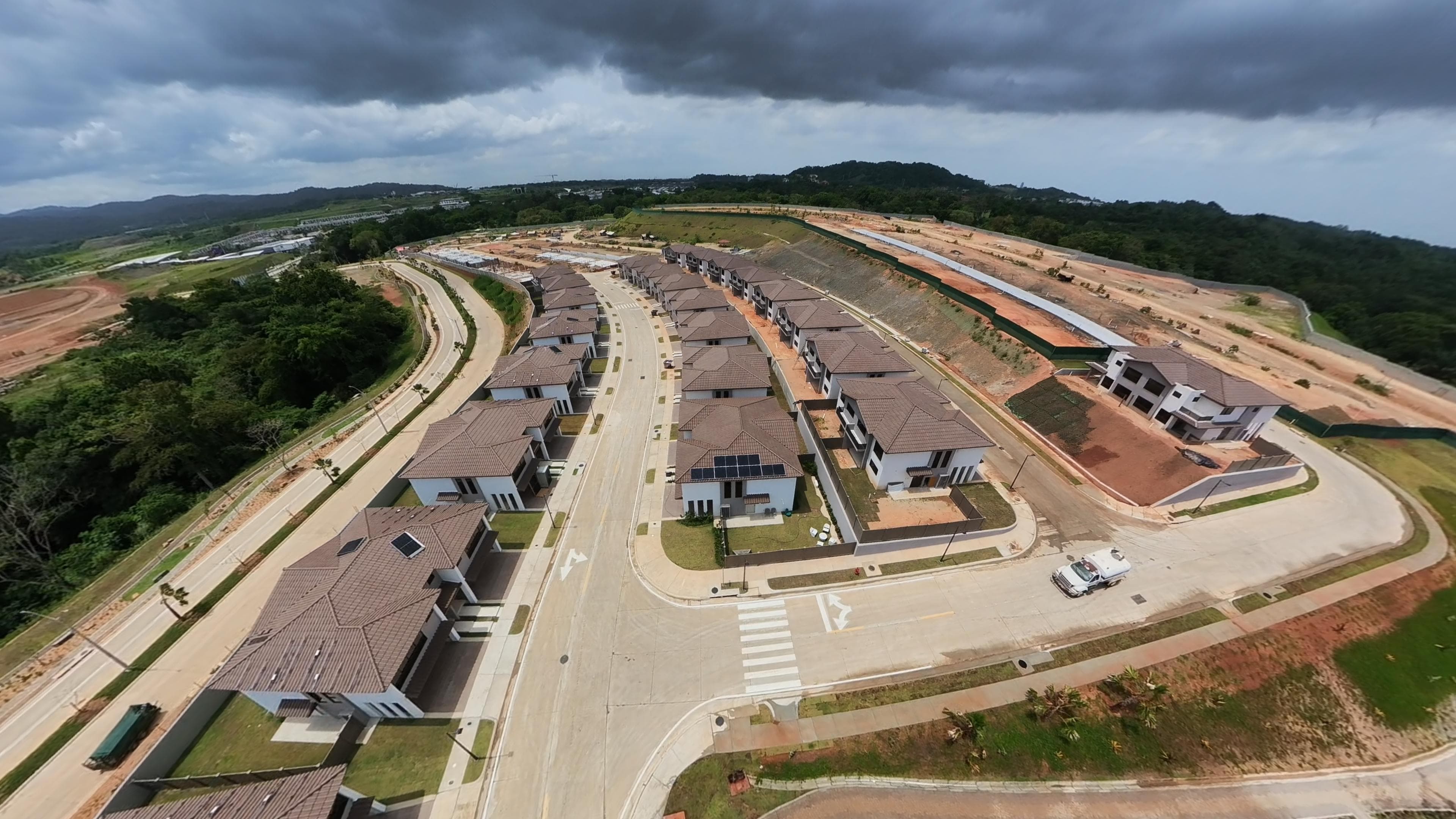 Residencias de Canyons junto al talud y vías internas del proyecto.