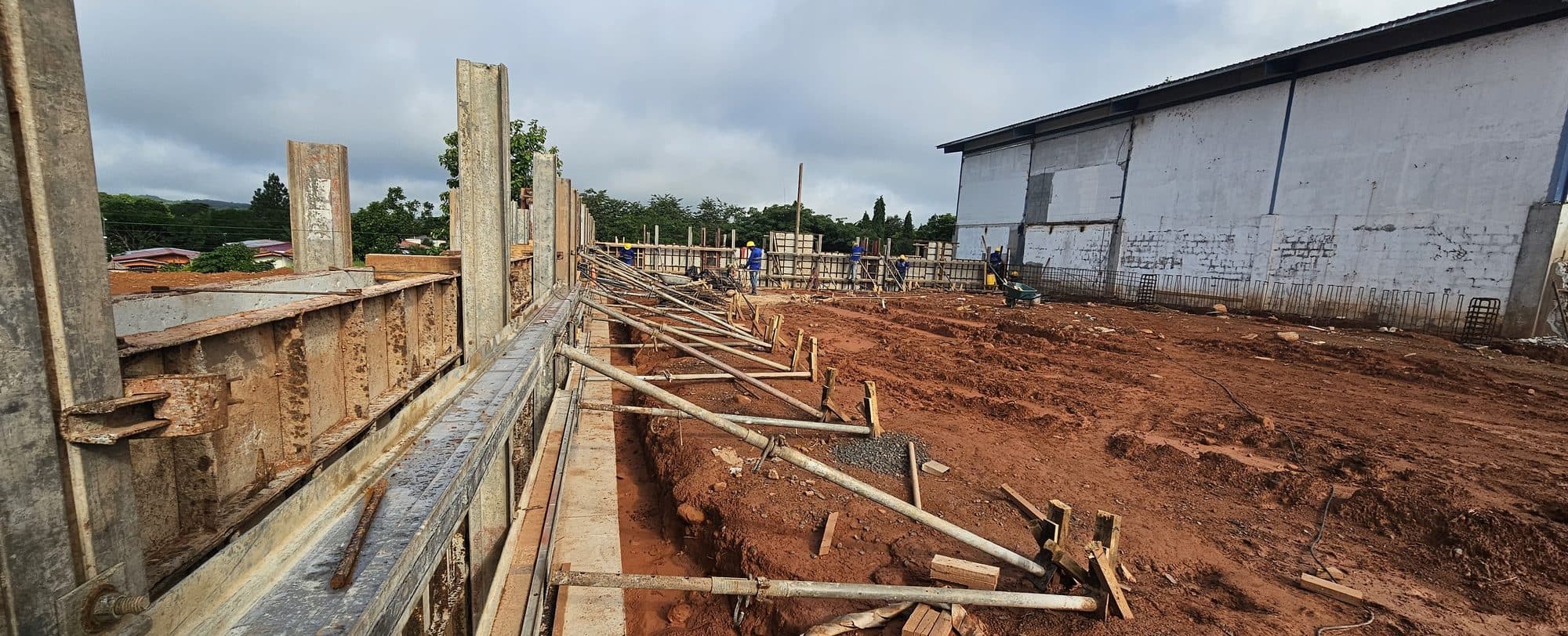 Avance de la estructura metálica sobre las fundaciones de la ampliación de la planta.