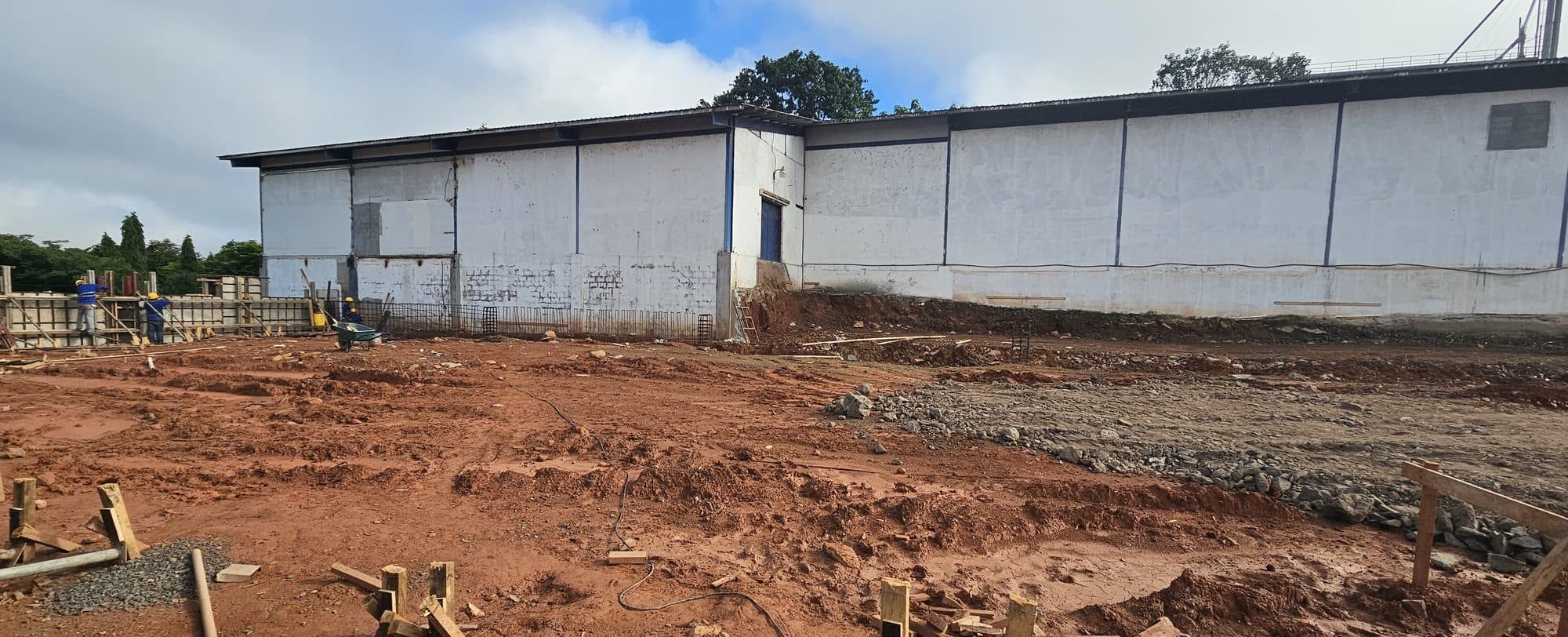 Vista general de la obra con la estructura metálica y las fundaciones en distintas etapas de avance.