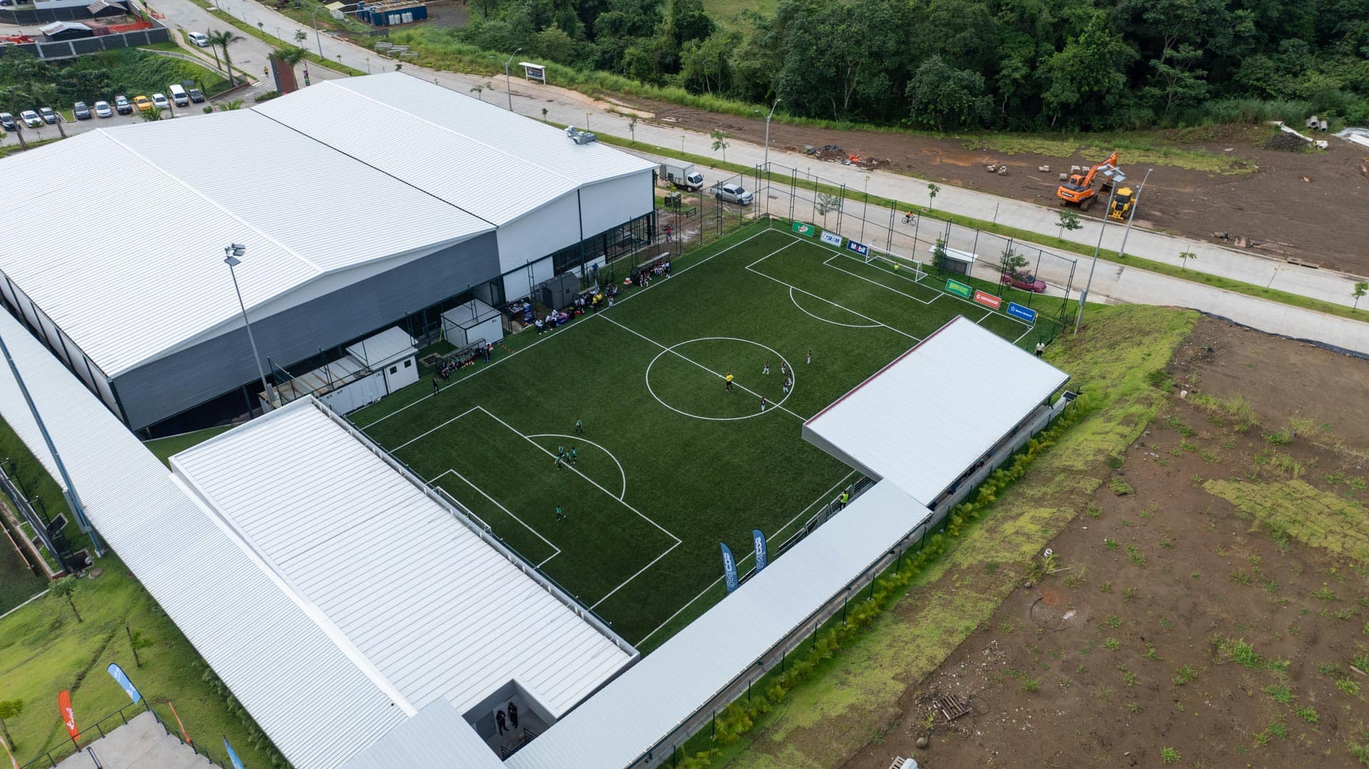 Vista aérea del complejo Yappy Park: gimnasio, canchas y cubiertas metálicas. Foto: Grupo TAFT.