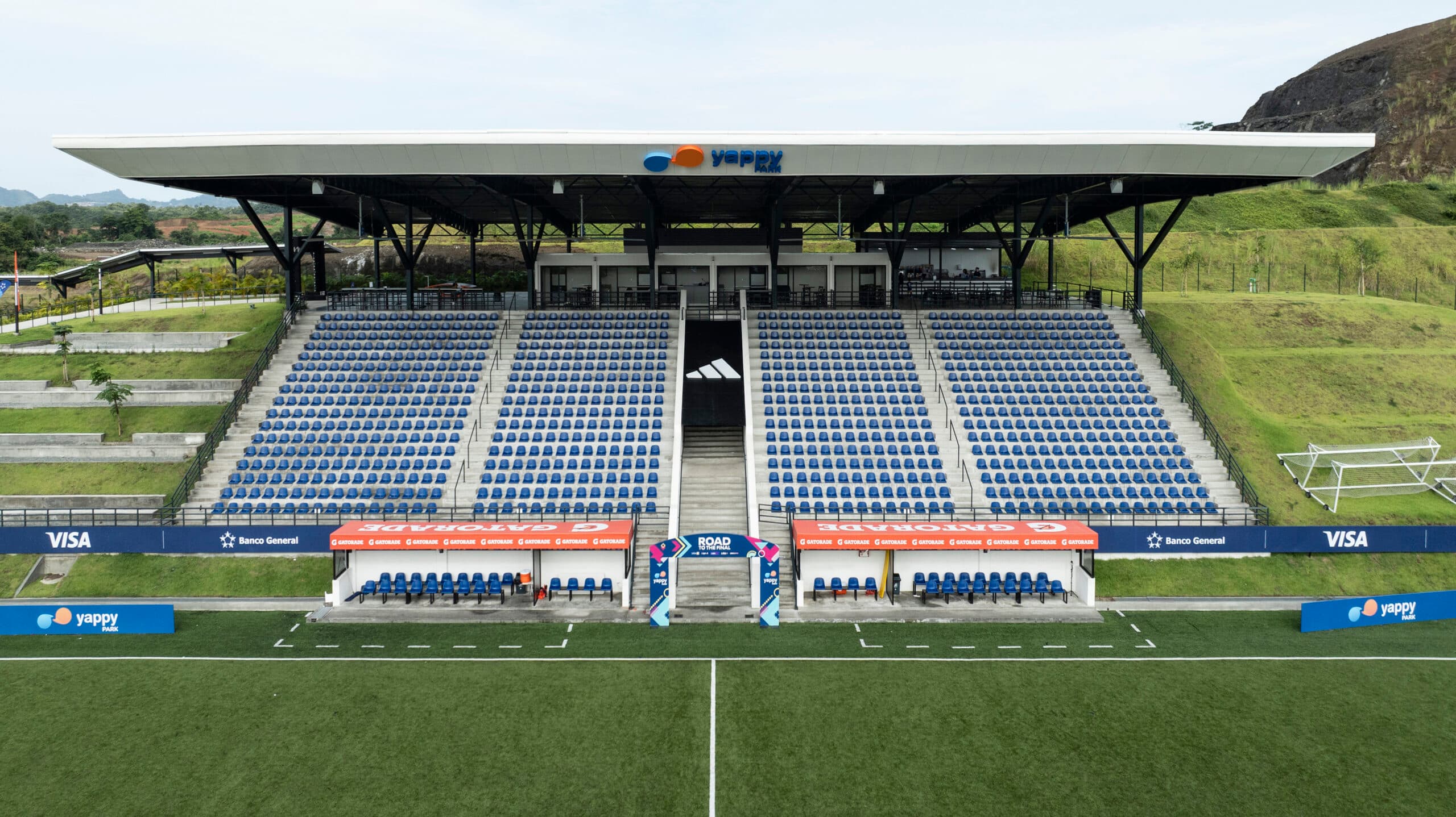 Graderío principal del estadio de Yappy Park, con la cubierta metálica sobre la tribuna. Foto: Grupo TAFT.