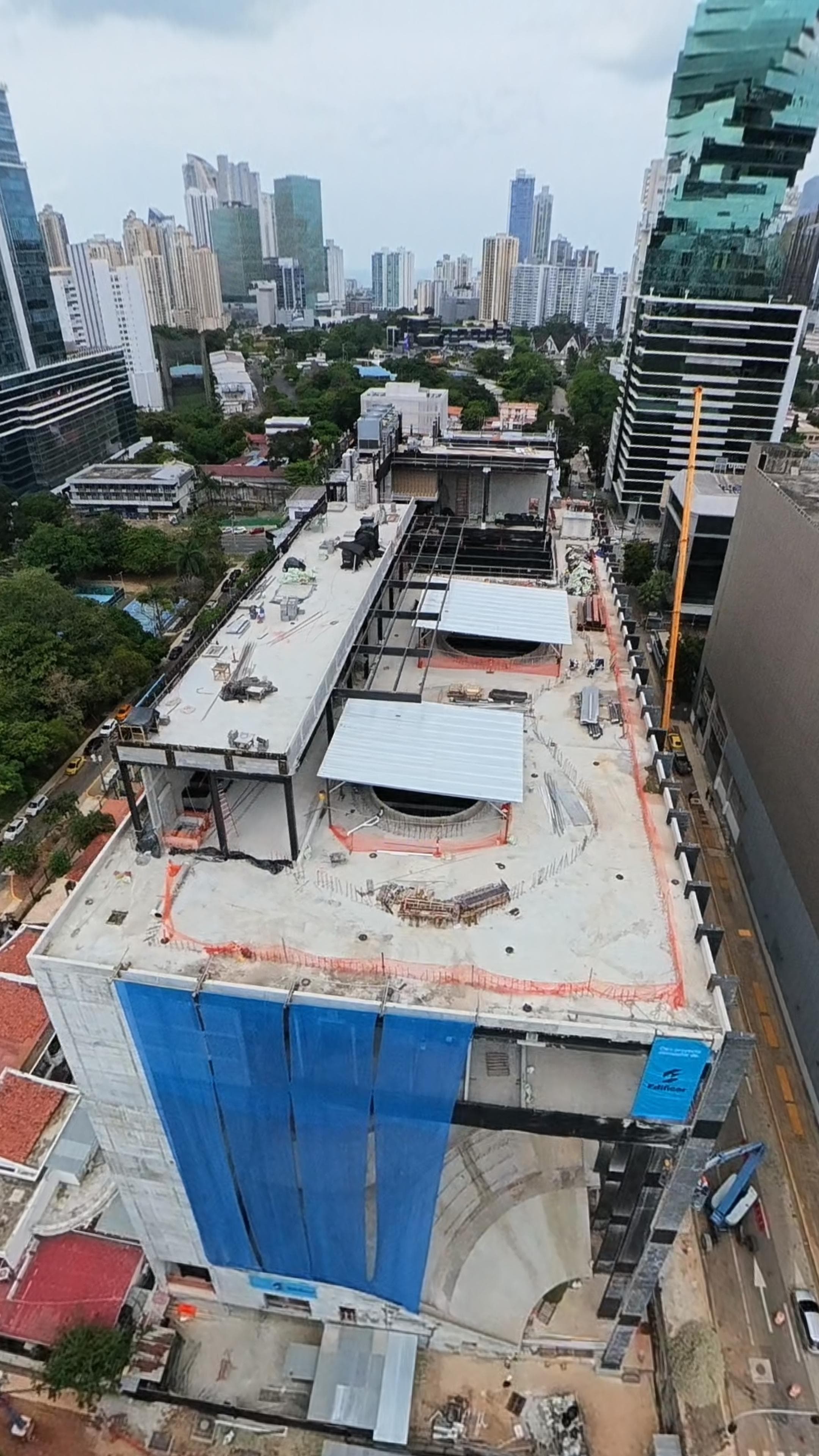 Azotea del Edificio CAF Hub Norte con el horizonte de Ciudad de Panamá